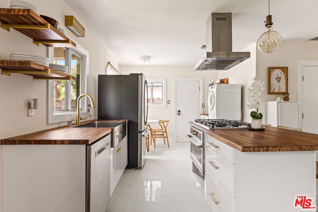 11202 Emelita Street, North Hollywood