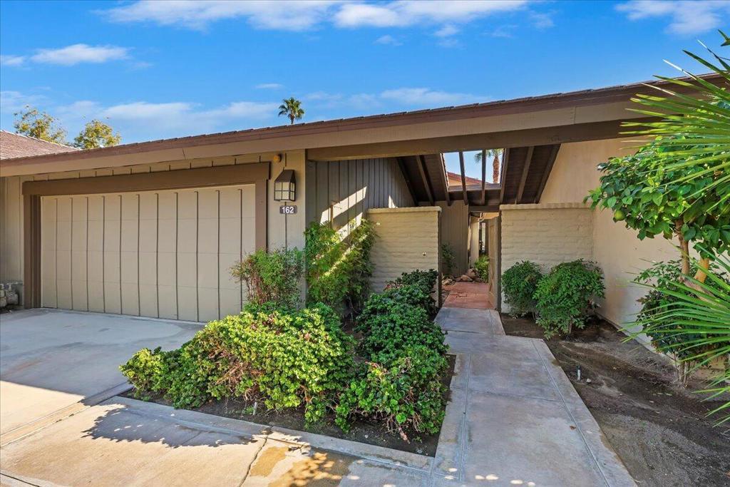 162 Lost River Drive, Palm Desert