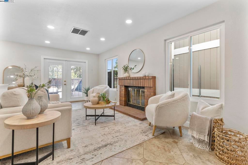 215 Mavis Dr, Pleasanton