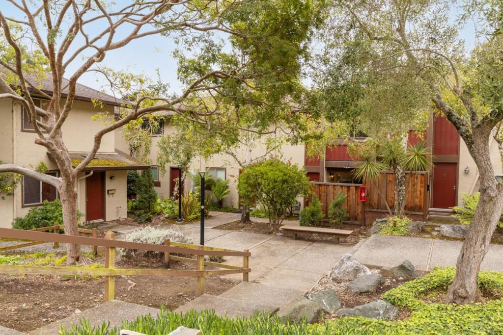 1181 Oddstad Boulevard, Pacifica