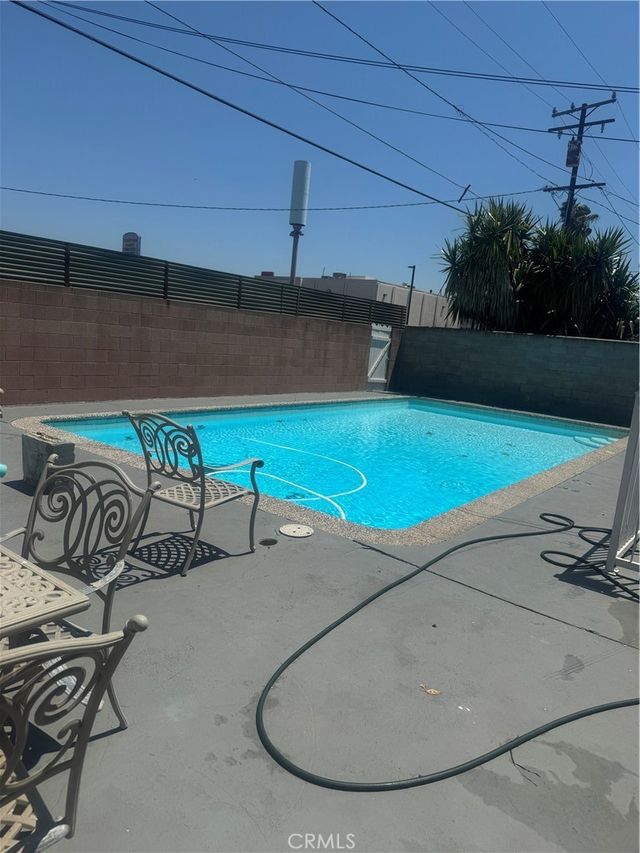 404 Poinsettia, Compton