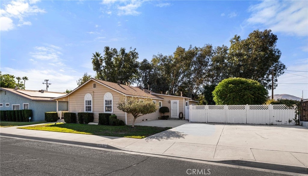 17075 Manzanita, Fontana