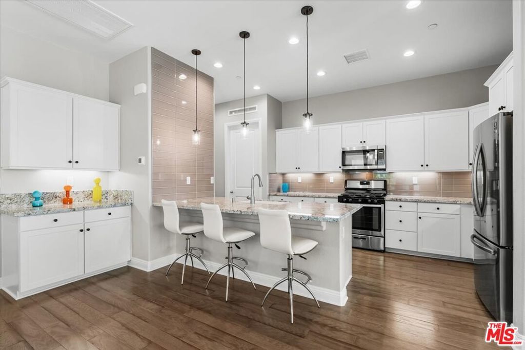 Photo of Listing #25608553