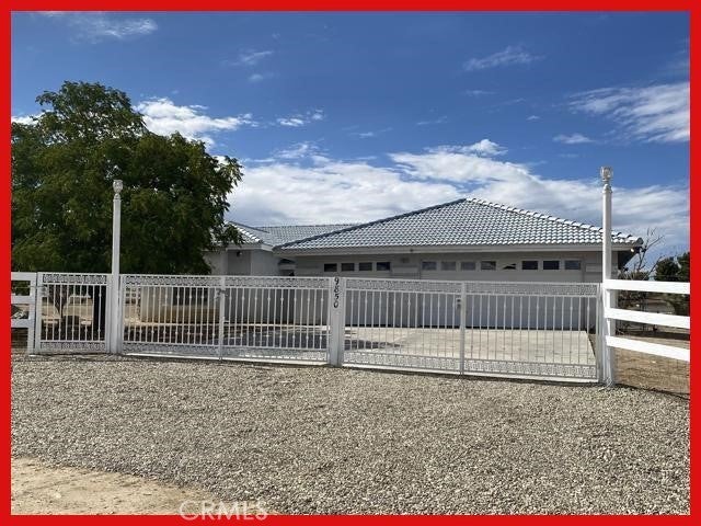 9850 Del Valle Avenue, Phelan