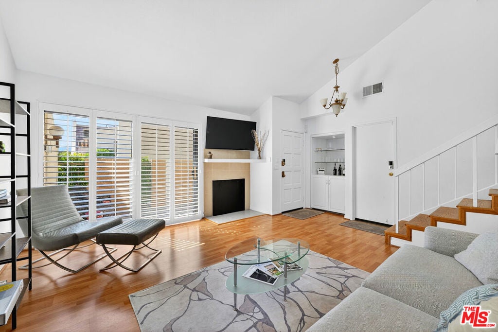 Photo of Listing #25609275