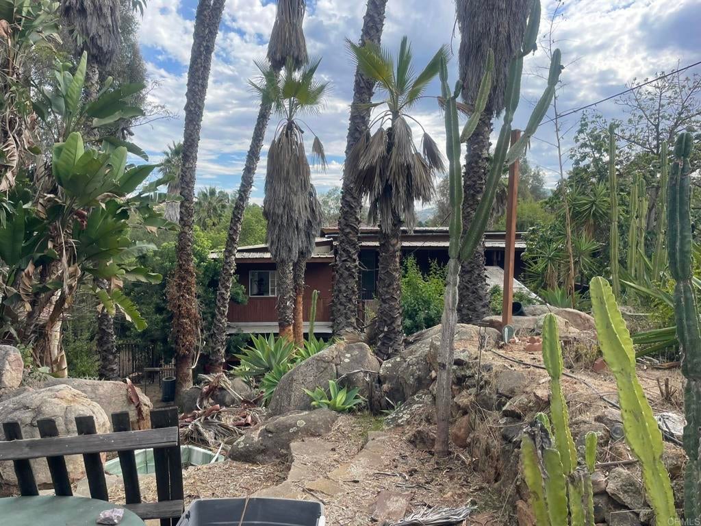 14082 Los Cielos, Escondido