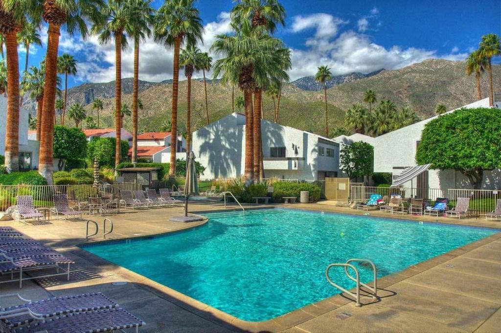 1452 S Camino Real, Palm Springs