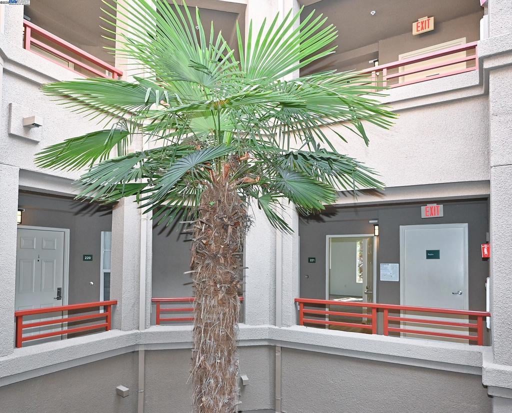 280 Caldecott Ln # 221, Oakland