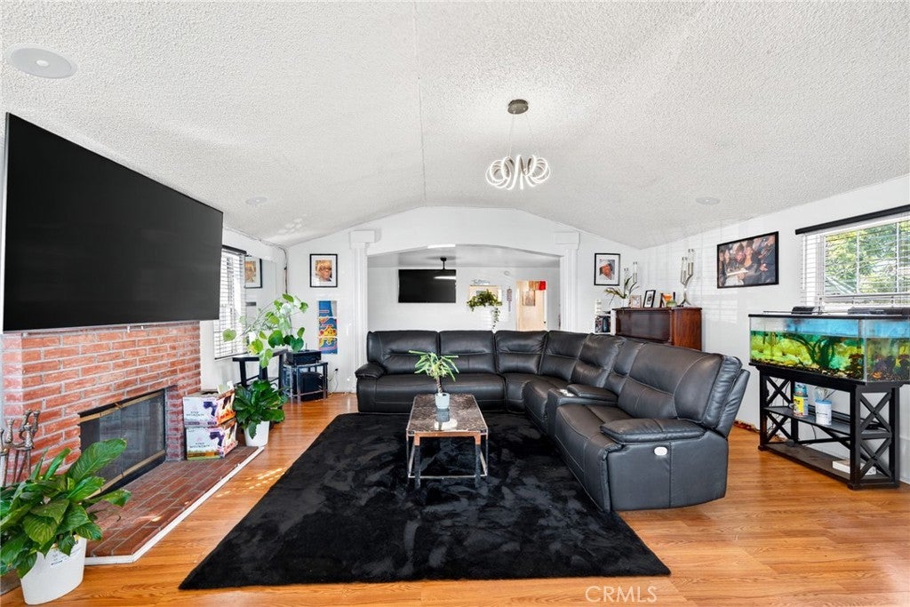 Photo of Listing #DW25246677