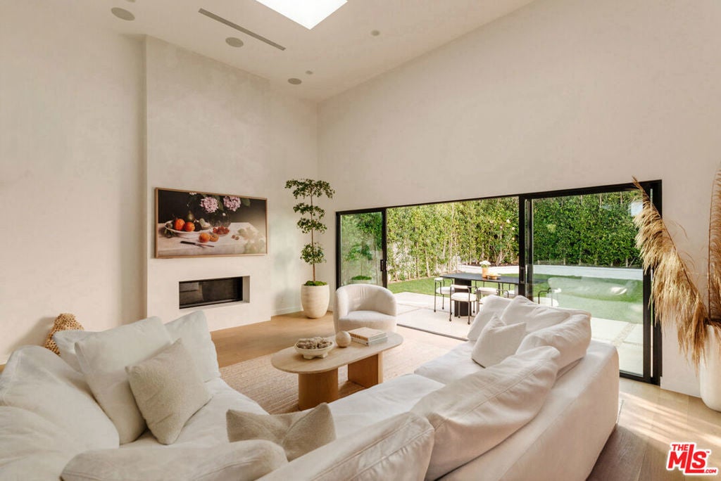 Photo of Listing #25611993