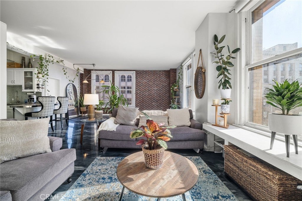 Photo of Listing #SR25246013