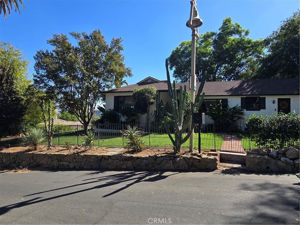 Photo of Listing #IV25252329