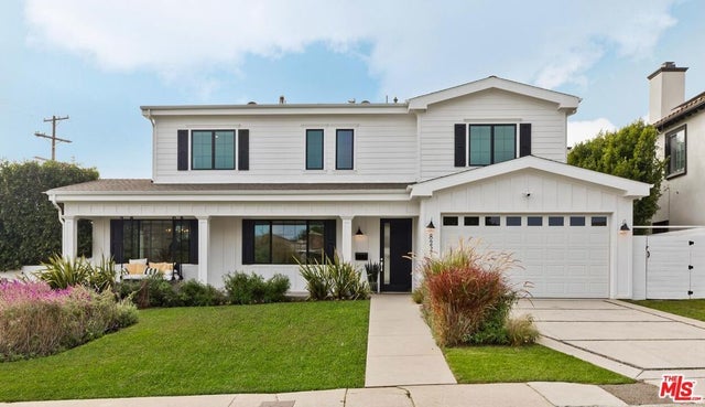 8227 Stewart Avenue, Los Angeles