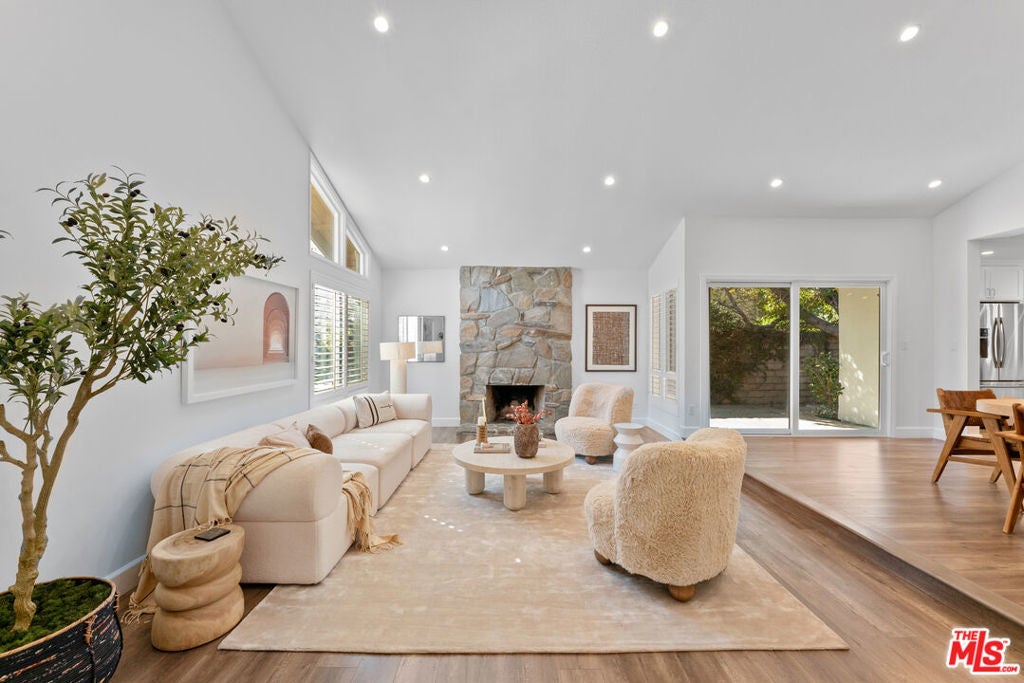 Photo of Listing #25615353