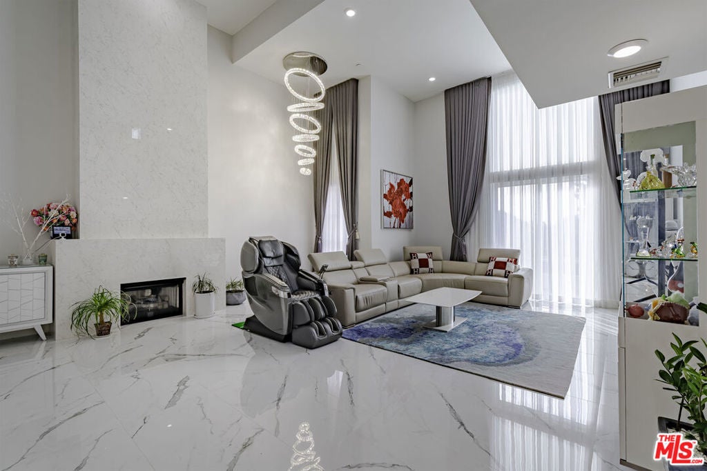 Photo of Listing #25617295