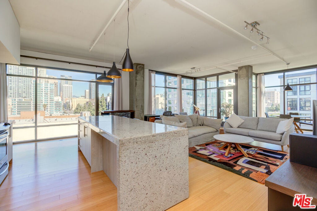 Photo of Listing #25610879