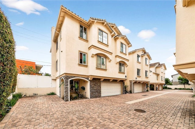 24005 Los Codona, Torrance.