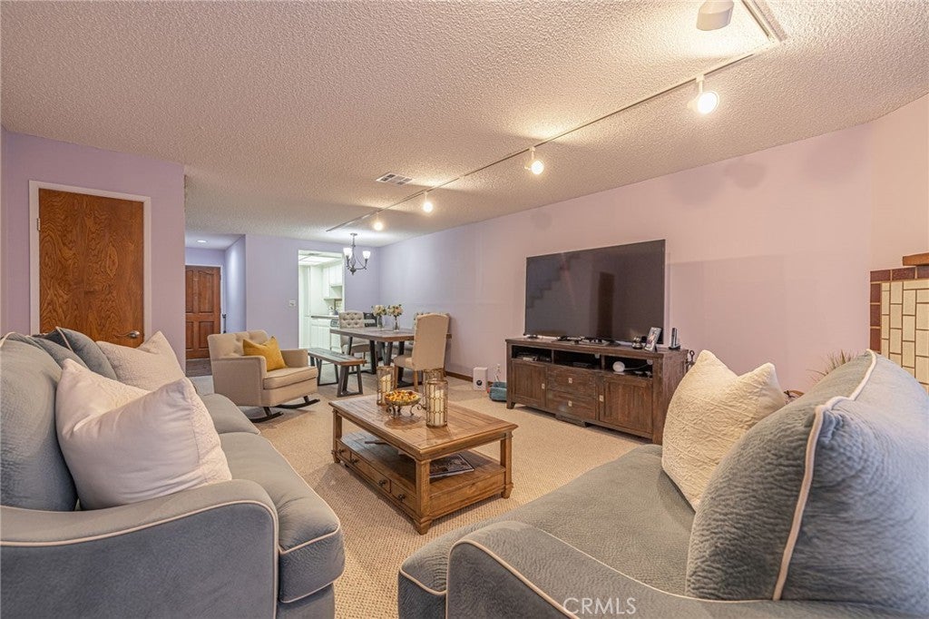 Photo of Listing #IV25259811