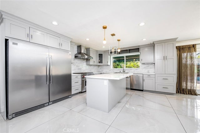 19314 Yolie, Tarzana
