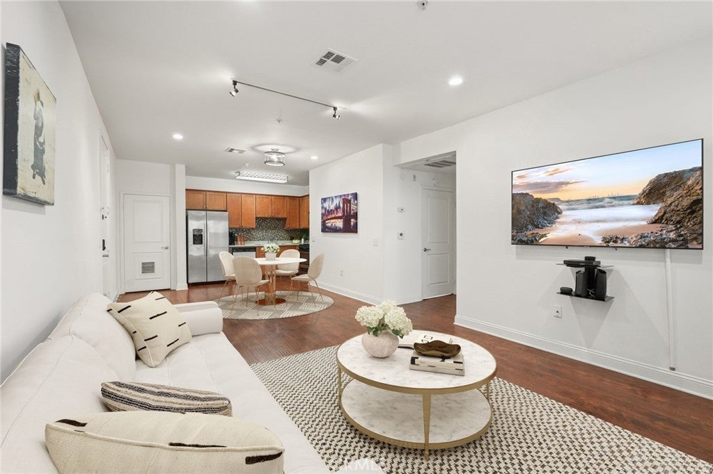 Photo of Listing #SR25263193