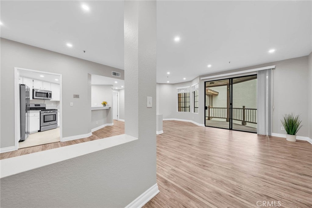 Photo of Listing #SB25264646