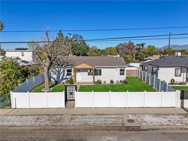 12317 Roscoe, Sun Valley