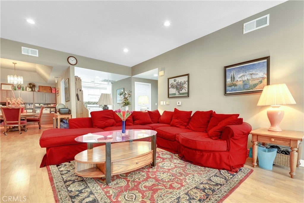 Photo of Listing #DW25268272