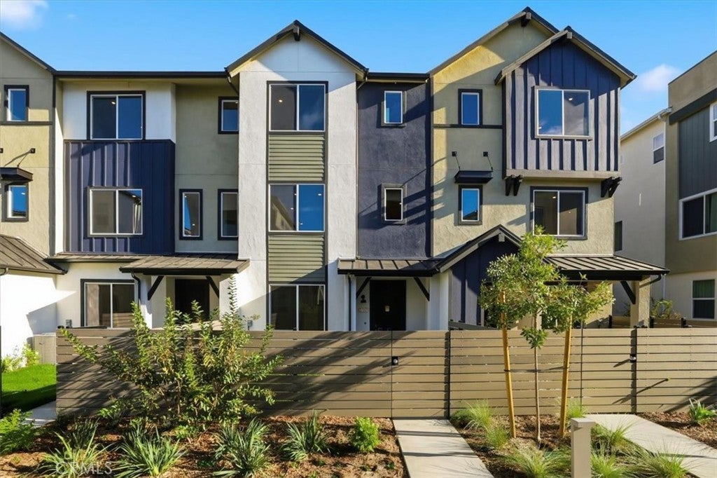 Photo of Listing #IV25266276