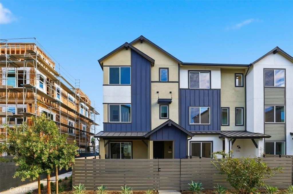 Photo of Listing #IV25266297