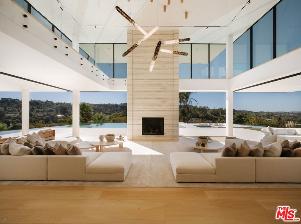 16187 Royal Oak Road, Encino
