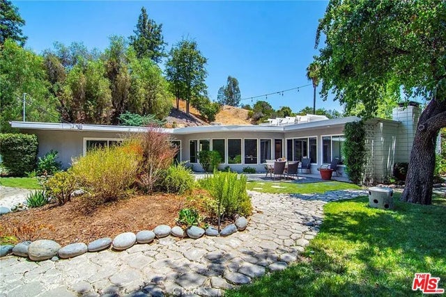 19481 Rosita Street, Tarzana
