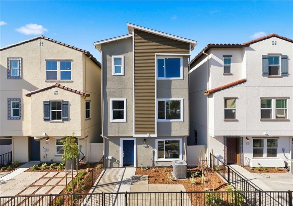 Photo of Listing #IV25266353