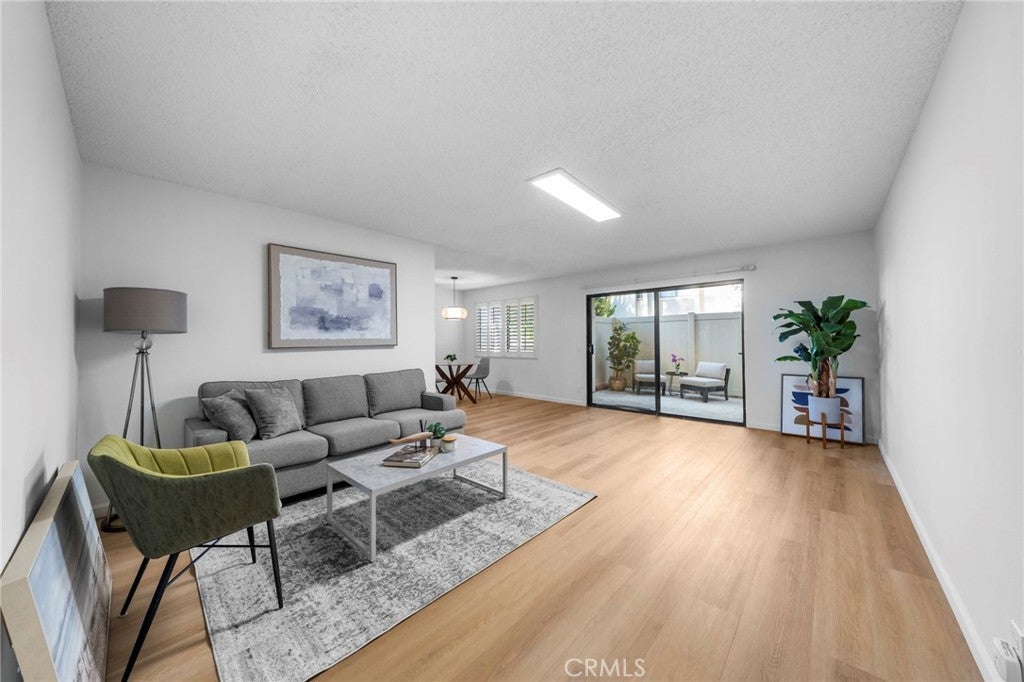 13212 La Jolla 307b, La Mirada