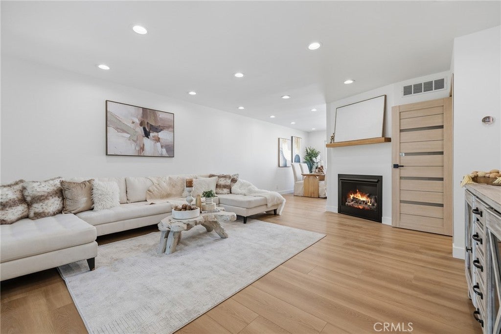 Photo of Listing #SR25272484