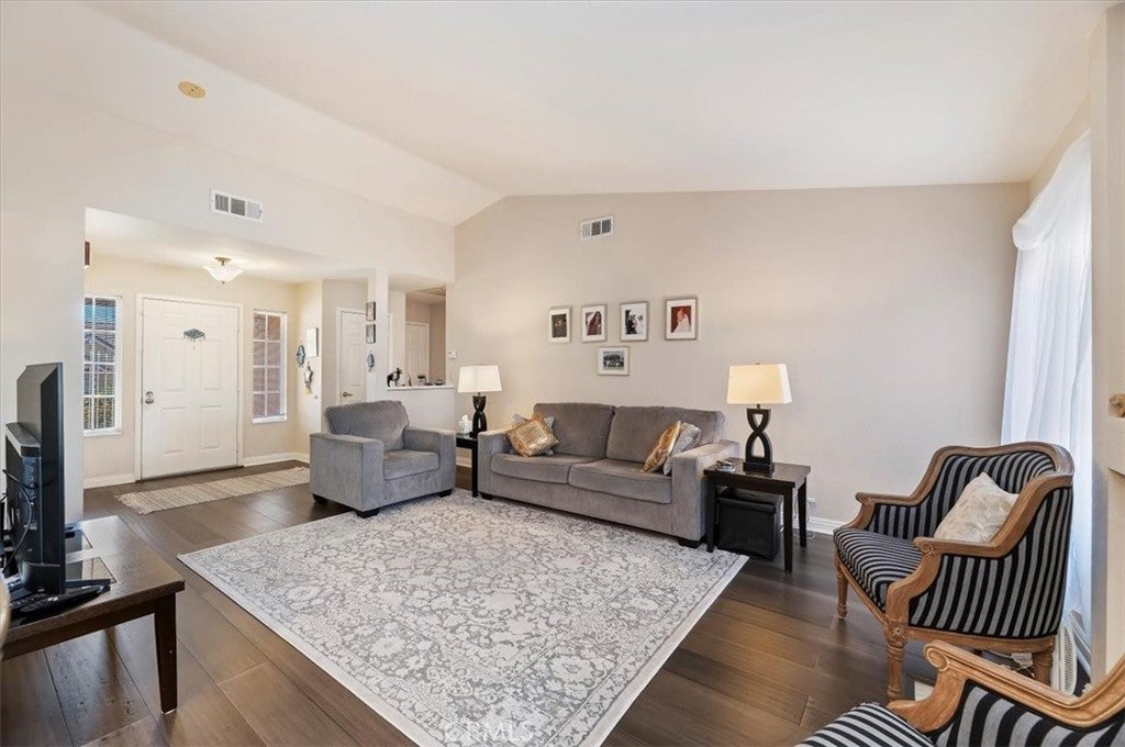 Photo of Listing #IV25273586