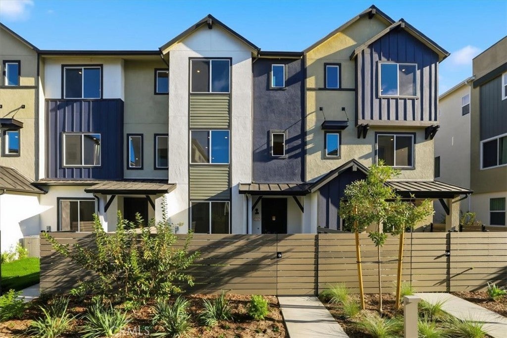 Photo of Listing #IV25278788