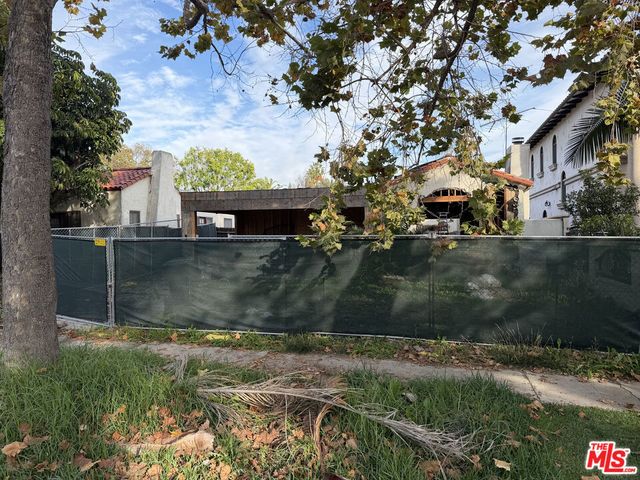 462 N Flores Street, Los Angeles