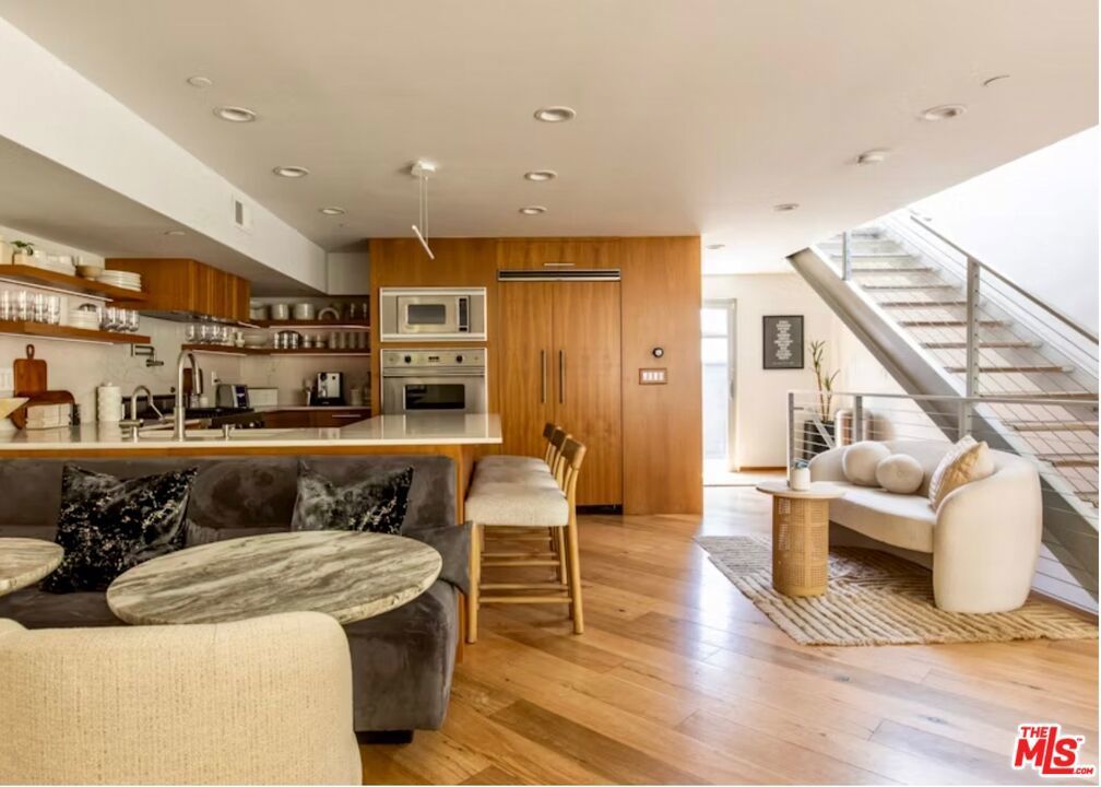 512 Brooks Avenue 6, Venice