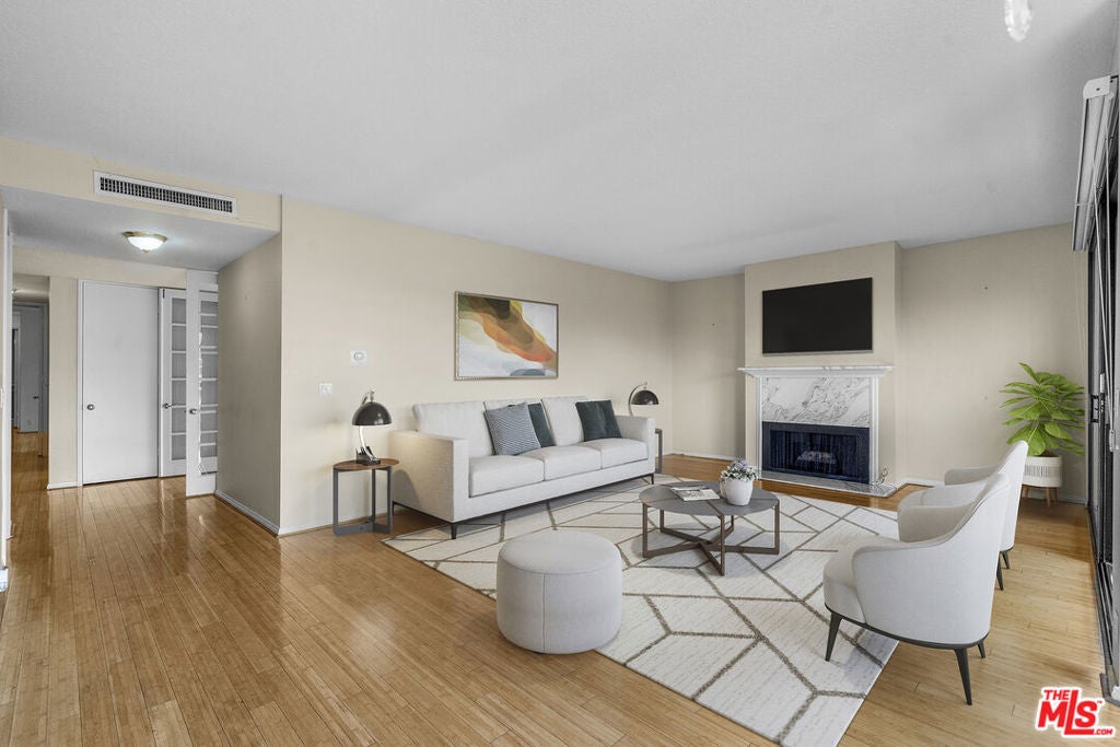 Photo of Listing #26633891