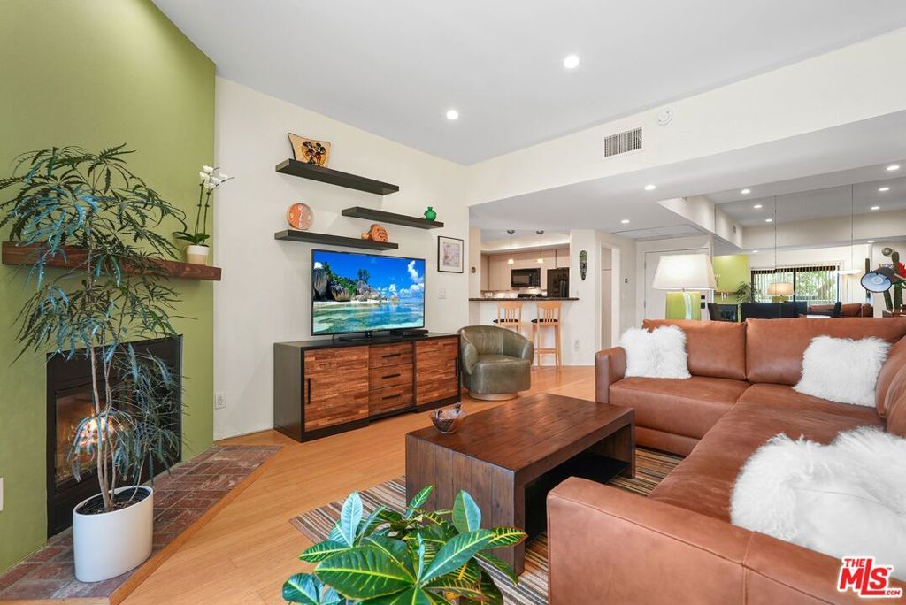 Photo of Listing #25554893