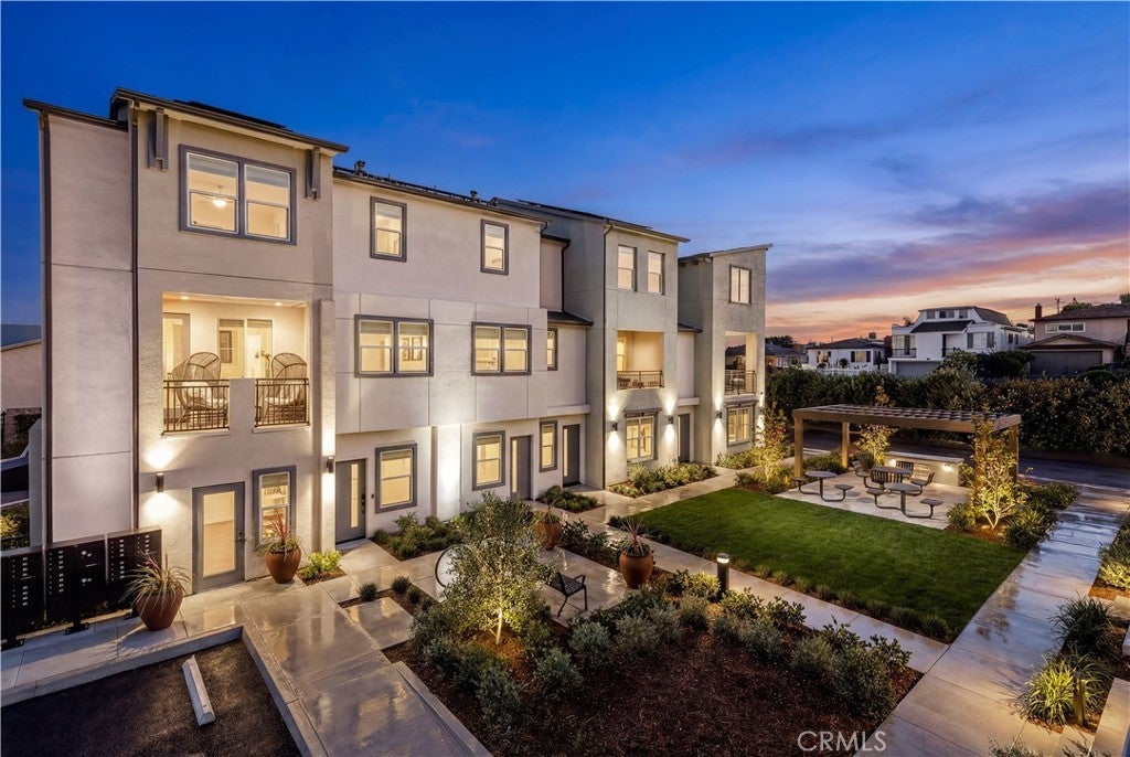 12719 Azure Way 25, Hawthorne