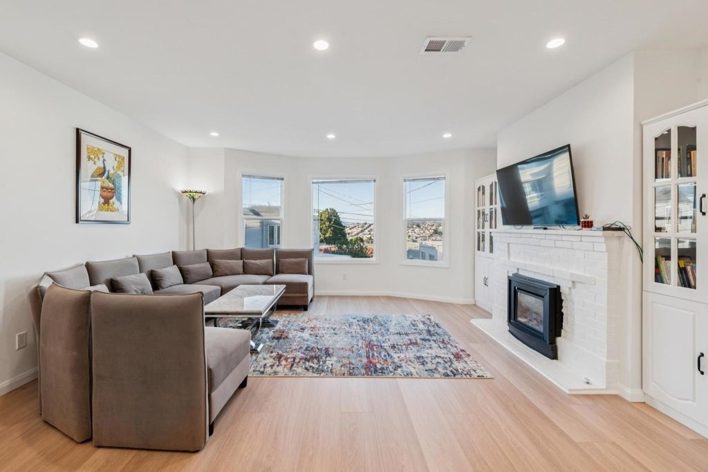 Photo of Listing #41120803