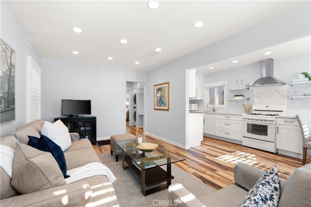 Photo of Listing #SB25282382