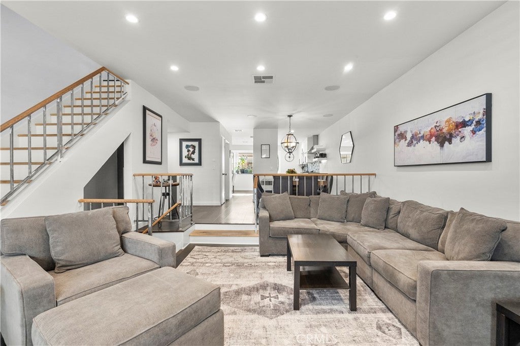 10229 Variel 12, Chatsworth