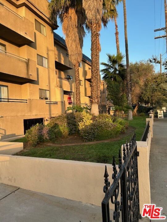 10901 Laurel Canyon Boulevard 212, San Fernando
