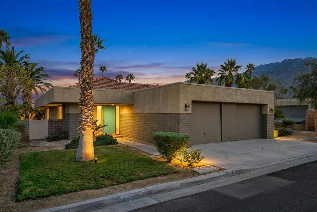 1391 Sunflower Circle S, Palm Springs