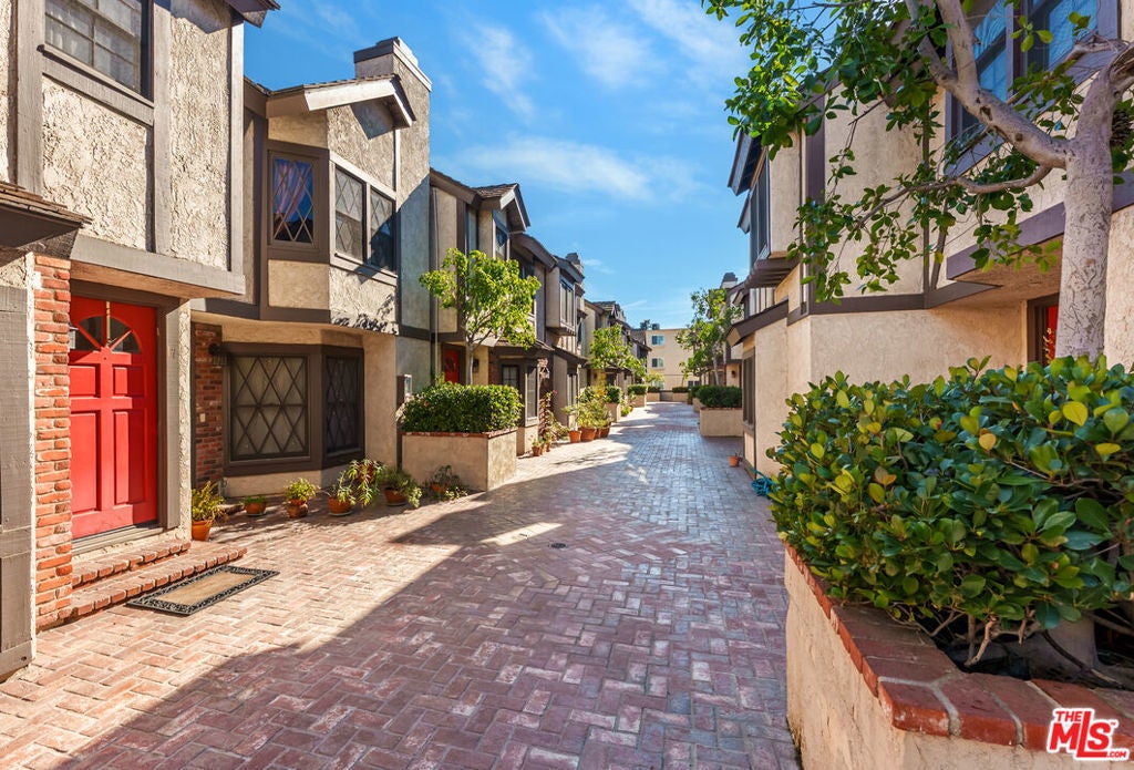 11940 Weddington Street 17, Valley Village