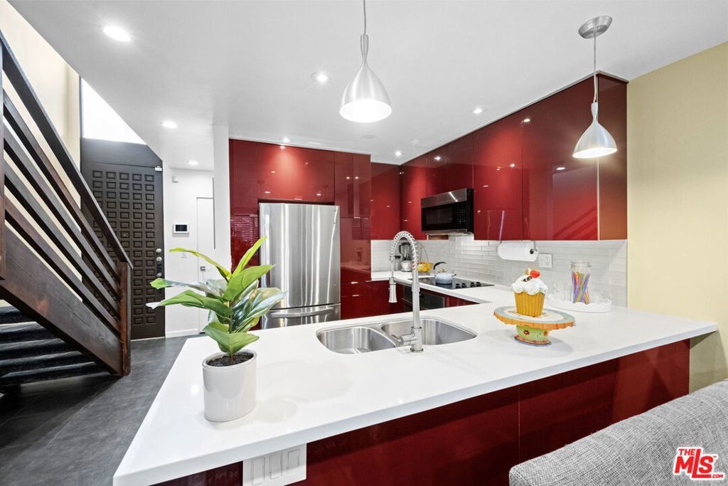 5951 Canterbury Drive 20, Culver City