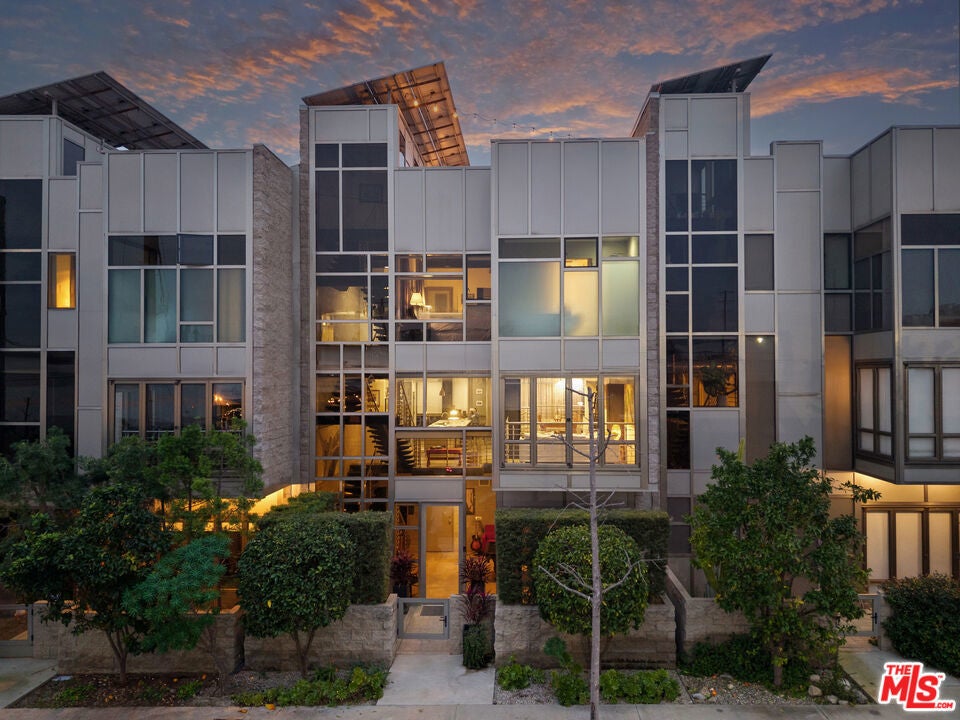 3240 Casitas Avenue, Los Angeles