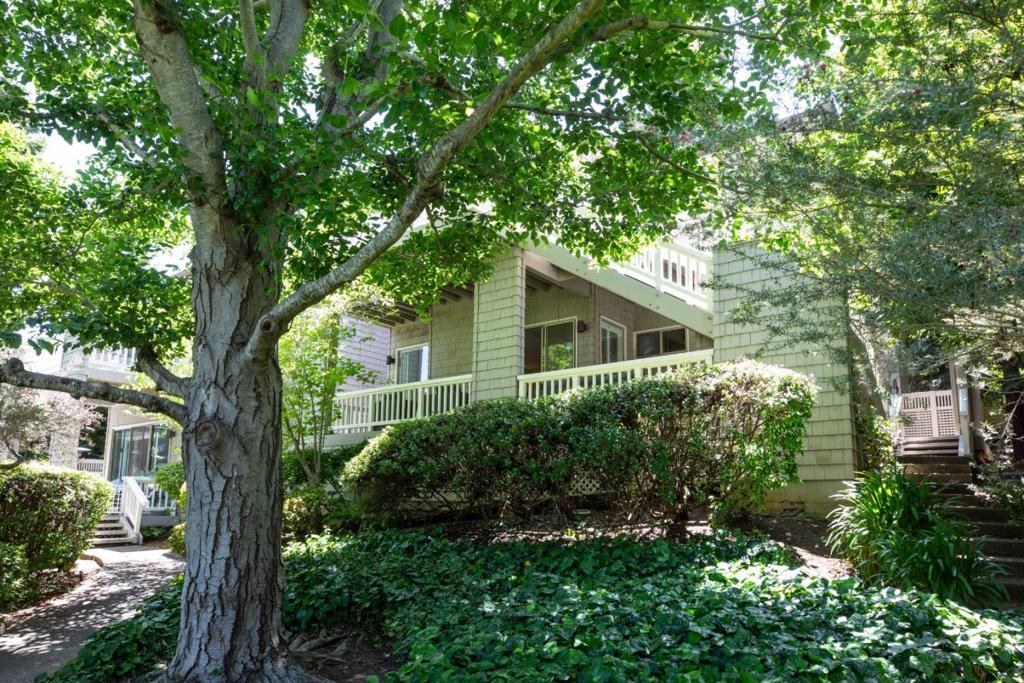 699 Manresa Lane, Los Altos